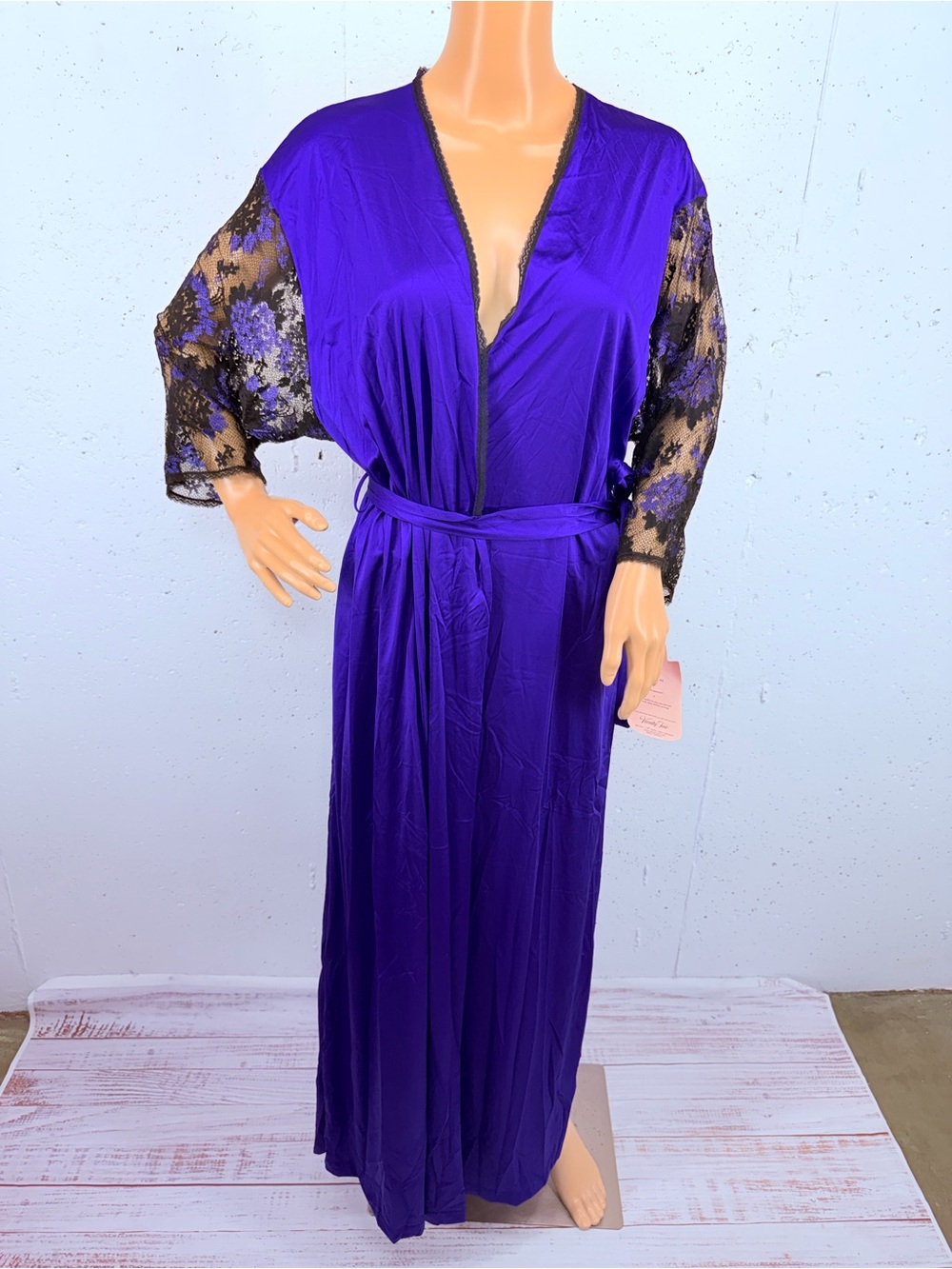 Vintage Vanity Fair Women’s size small Purple Black Lace Long Robe